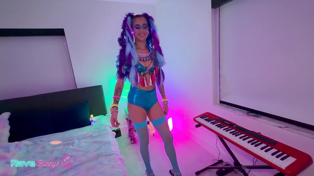 Çılgın kız Madison Steel dj'in yarağı için bacaklarını açıyor!