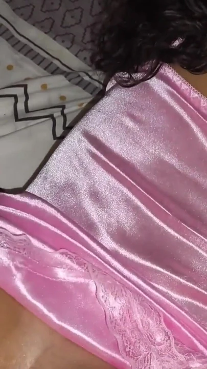 Üvey annem kocasıyla sohbet ederken amına masaj yapmamı istiyor | Klip 1