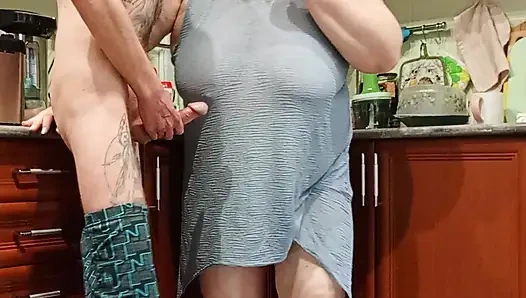 Komşusunun götüne şaplak atıyor, ağzından sikiliyor, amından ve ağzına boşalıyor