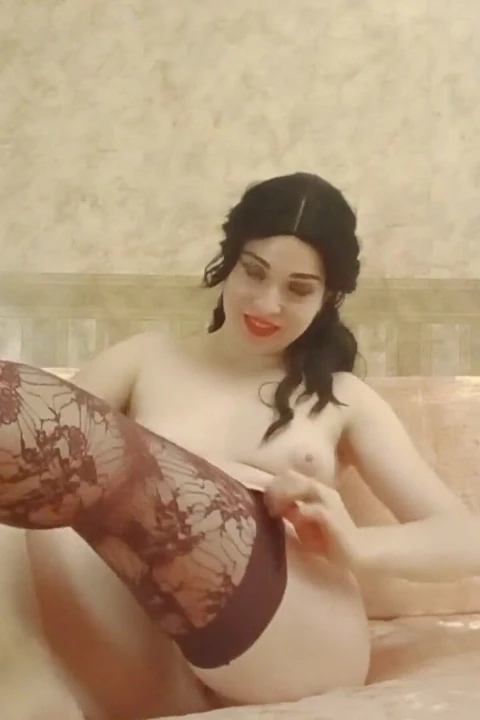 Dalya mastürbasyon sırasında götüne parmak sokmak ekstra zevk alıyor