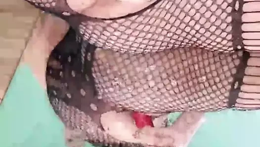 Dik Rus yana milf yapar ona kedi fışkırtma