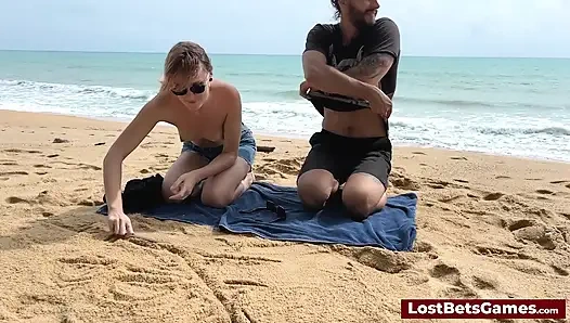Bu striptiz Tic Tac Toe oyunu yaratıcılığı baştan çıkarma ile harmanlıyor