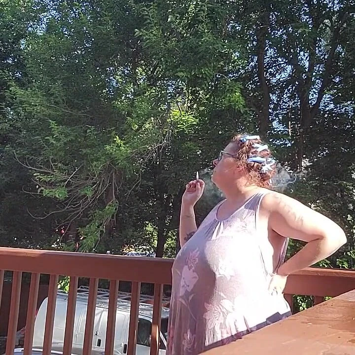 Ma's Curlers'da sigara içen kadın