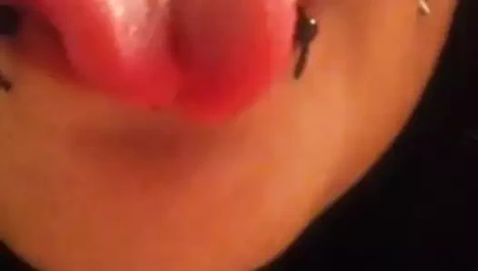 Bölünmüş dil ile güzel kız