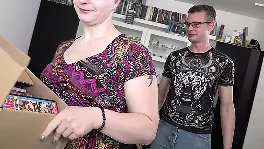 Postacıdan ıslak kremsi amcık - azgın sikiş