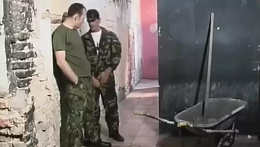 Askerler sevişmek ve mastürbasyon yapmak için terk edilmiş bir binada randevu