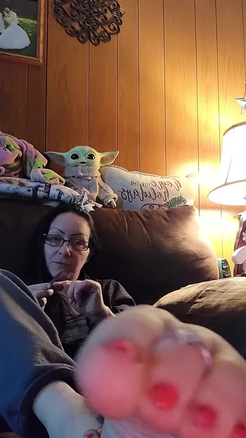 Смотри на мои идеальные подошвы в течение следующих 6 минут, пока я игнорирую тебя