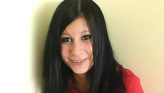 Koyu saçlı Alman sürtük harika vücuduna bakış açısıyla püskürtüyor