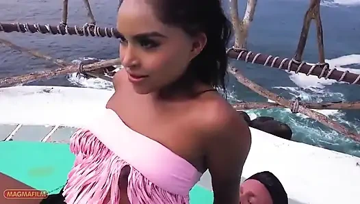 Küçük memeli ve kesilmiş çalılı Meksikalı kız