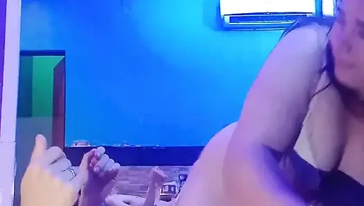 Bir köy otelinde domaltarak ve bana biniyor, tombul kız arkadaşım