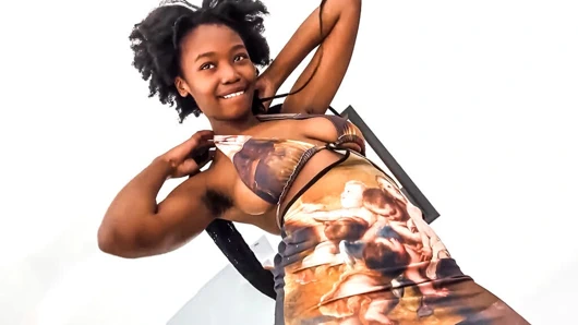 Büyük memeli zenci genç kıllı amcık sahte modellik oyuncu seçmelerinde sert sikiliyor