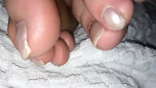 Tembel pazar sabahı ayaklarım ve ayak parmaklarım