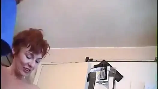Üniversiteli genç kız adamın masasına ıslak amını yediriyor
