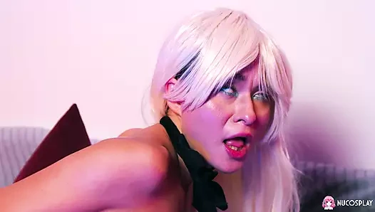 Uzun çoraplı sarışın sürtük Skye Young yarak emiyor ve sert sikişiyor