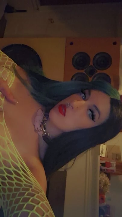 Gece dansı striptiz yapıyor
