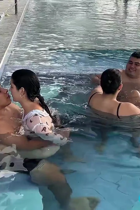 Arkadaşlarımı benimle havuz başında mastürbasyon yaparken yakalıyorum