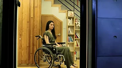 Горничная утешает еду