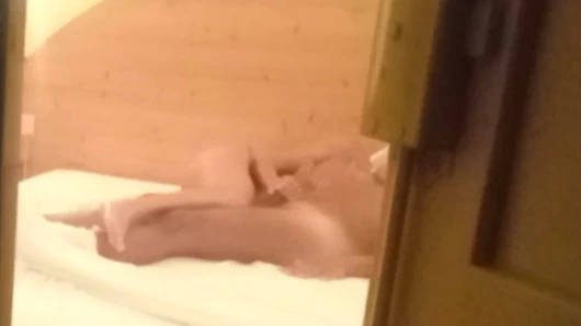 Aldatılan bir kocanın rüyası, oda arkadaşımıza elle muamele çektirirken gözetliyor