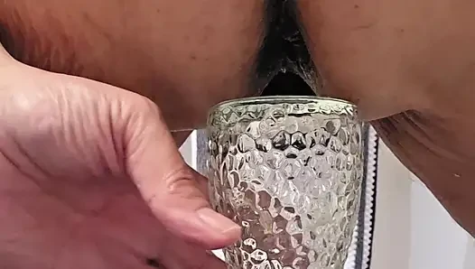 Azgın götlü götlü tatilde delinme ihtiyacını karşılamak için kalın küçük bir cam şişe buluyor
