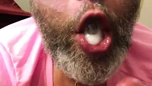 Yutmak bir büyük kalın yük arasında boşalmak sonra oral seks