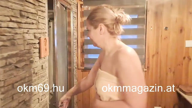 Vicky Wilfing duşta mastürbasyon yapıyor.