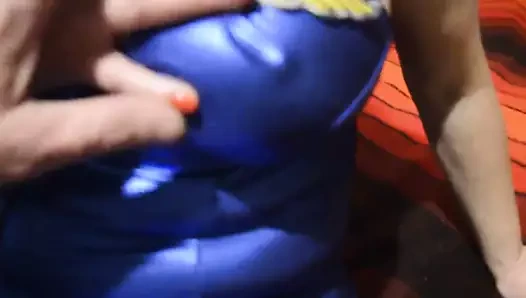 Benim seksi sürtük içinde blu parlak elbise