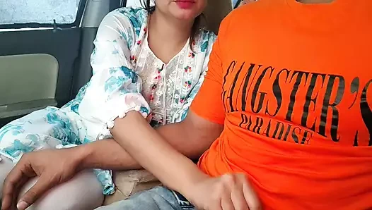 Sevimli Hintli evli kadın açık havada arabada büyük bir yarakla sikiliyor - riskli