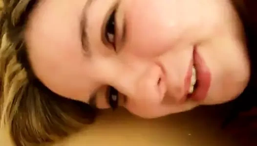 Adam yerde yatan (giyinmiş) bir kıza işiyor