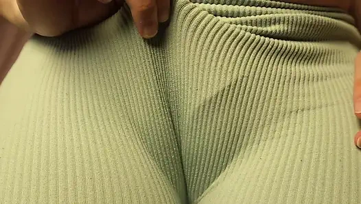 Hintli hamile üvey anne mavi taytlı amcık yapıyor ve mastürbasyon yapıyor ve sonra külotu ve büyük göğüsleriyle oynuyor