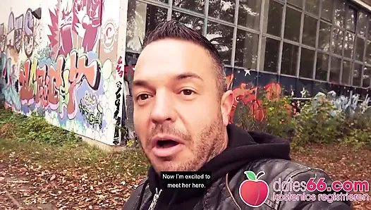 Halka açık bakış açısı! Güzel büyük kahverengi gözlü orta yaşlı seksi kadın Danka Diamond açık havada sikiliyor!