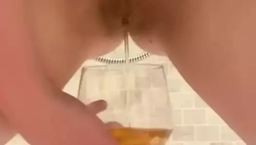 Güzel kızıl saçlı bir bardağa işiyor