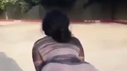 Eşek ile seksi genç kız