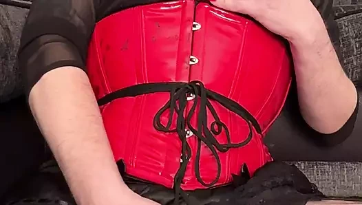 Travesti yarağıyla oynuyor ve boşalıyor