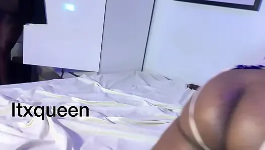 Amcıklarında dörtlü seks keşfetmek için onları kulüpten topladım