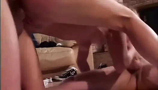 Güzel sarışın bebek büyük yarak emiyor amcık sikiyor... Memelere boşalma