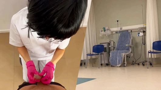 Kadın doktor penisimi muayene ediyor