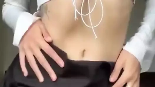 Minyon sürtük üvey kız kardeş üvey erkek kardeşini kıyafetlerini değiştirirken yakalıyor