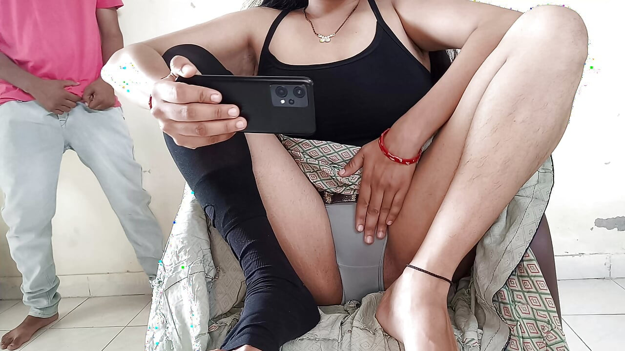 Priya yenge porno izlerken parmaklıyor sonra devar tarafından sikiliyor