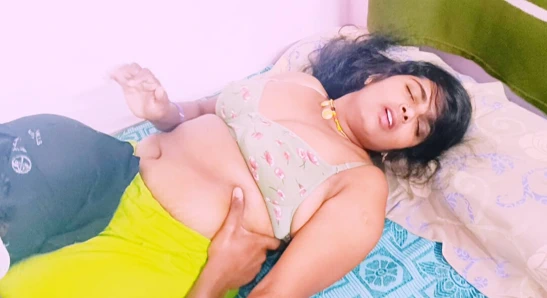 Üvey anne romantik üvey oğlu büyük yarakla sikişiyor. Telugu edepsizce konuşuyor.