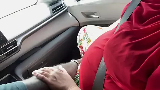 Büyük memeli büyük götlü iri güzel kadın arabada herkesin içinde mastürbasyon yaparken yakalandı ve açık havada zenci adam tarafından parmaklanıyor