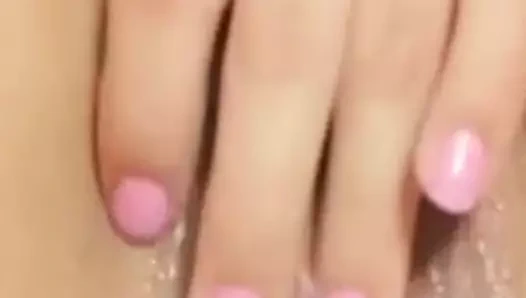 Amcığım büyük bir yarakla sikilmek istiyor