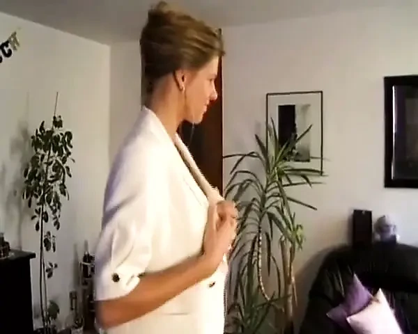 Çarpıcı Alman üvey anne üvey oğlu tarafından anal sikiliyor