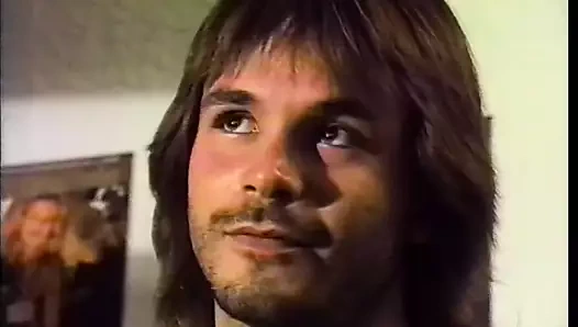 Kıllı serseri kitap solucanını siyah kütüphanecinin kıç deliğine sokuyor