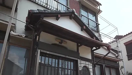 A110G06 Kenevir ipinin tatlı zevkinde bilmediği mazoşist bir eğilim açan güzel ve olgun bir kadın!