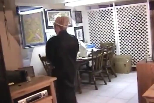 Sarışın sürtük büyük yarak emdiğini gösteriyor