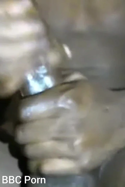 Taşaklarımı sıkıyor göt deliğimi parmaklıyorum yarağımı okşuyor boşalıyorum