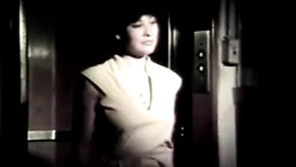 Bayan, anal seks için hazırlanan adamın aletini üfler (1960'ların vintage)