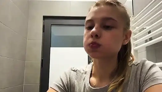 Amcığın içine boşalıyor. Herkesin içinde fışkırtıyor ve parmaklıyor