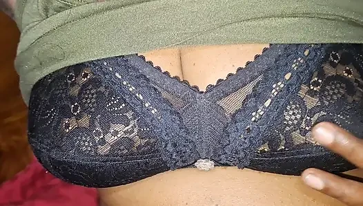 Güzel orta yaşlı seksi kadın minyon vücudunu gösteriyor