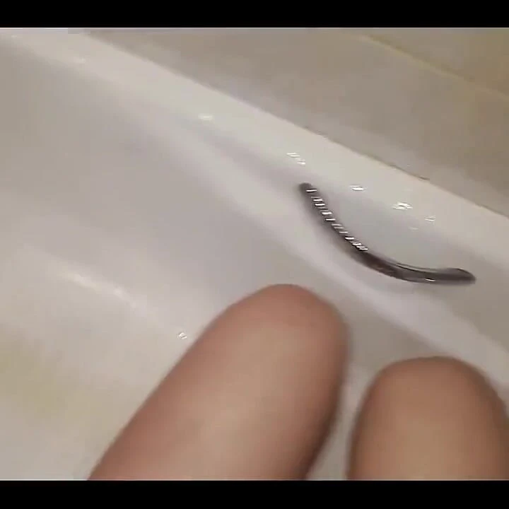 Sabah çok çaresiz! Külotumu ve ayaklarımı ıslatıyorum